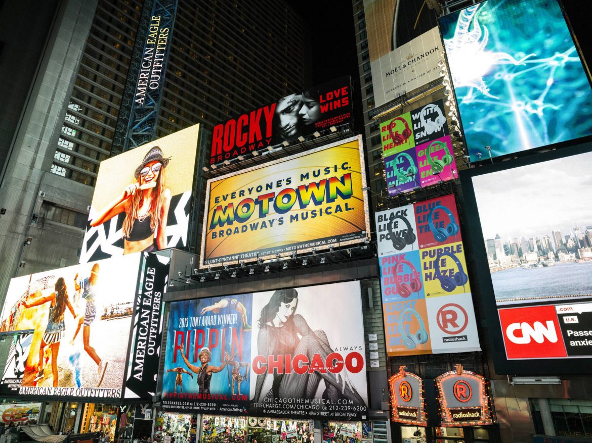 Broadway theater billboards, New York Billboard – Kunst, Kreation, Kommunikationsmittel oder unerwünschte Dekoration von Städten?