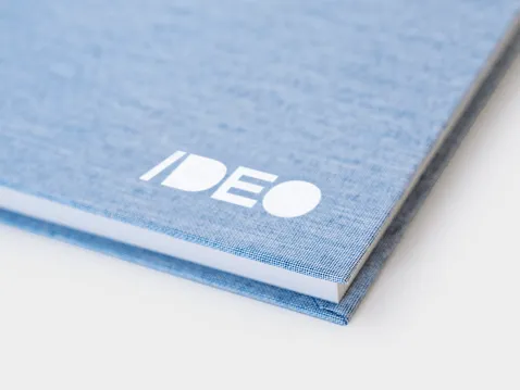 Nahaufnahme des blauen Hardcovers eines A5-Kalenders mit weißem Logo
