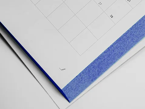 Nahaufnahme eines A5-Wochenkalenders mit blau bedruckten Buchblockkanten