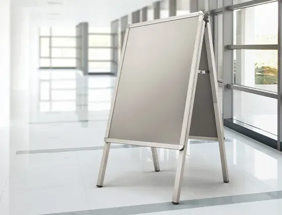 Aluminium-Werbeaufsteller in A-Form im Innenbereich