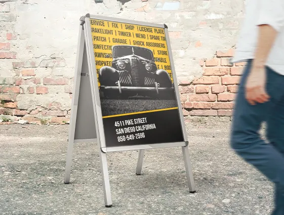 Aluminium-Werbeaufsteller mit Plakat im Außenbereich