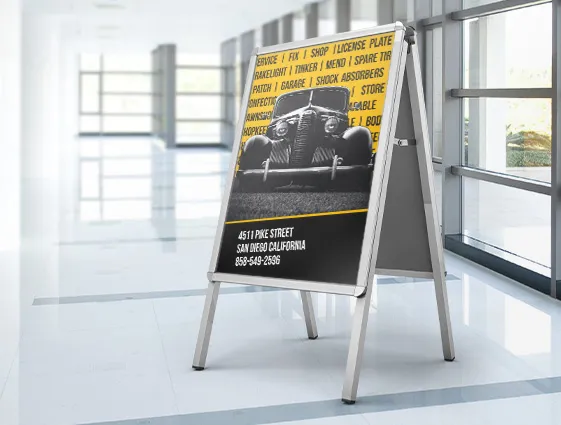 Aluminium-Werbeaufsteller mit Plakat im Innenbereich