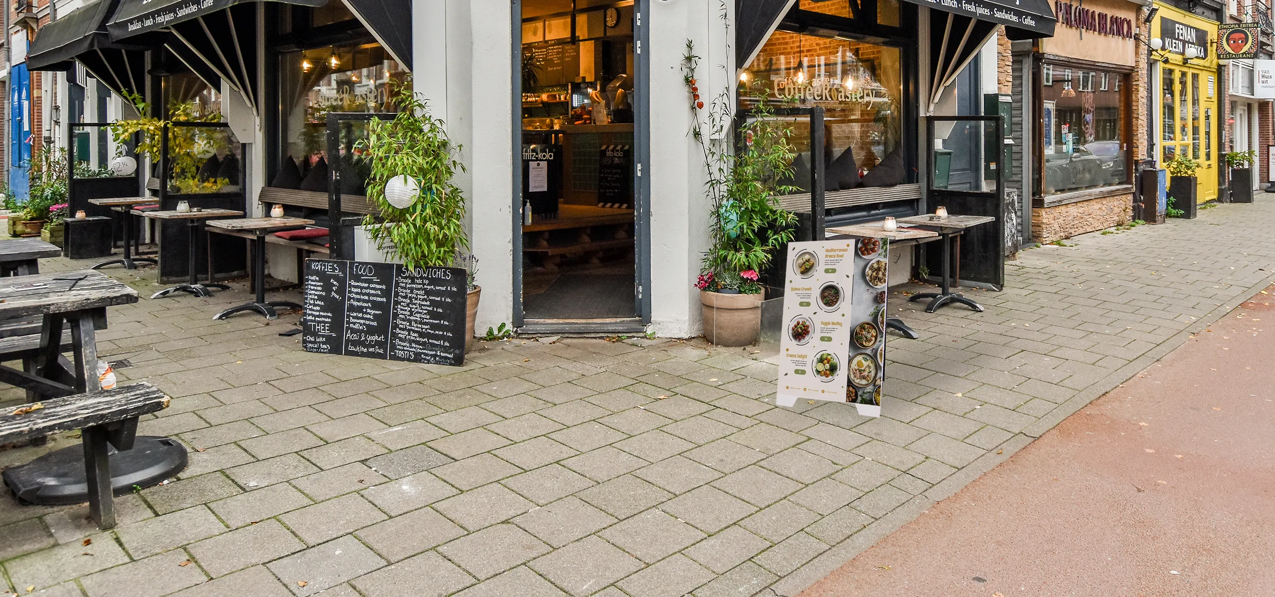 Doppelseitiger PVC-Werbeaufsteller mit Speisekarte vor einem Restaurant