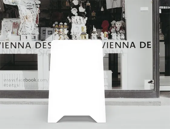 Doppelseitiger PVC-Werbeaufsteller mit Druck vor einem Schaufenster