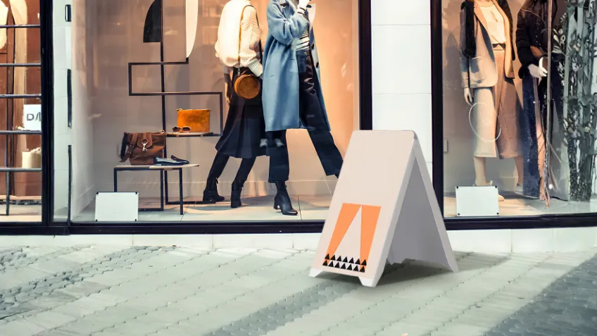 Doppelseitiger PVC-Werbeaufsteller mit Druck vor einem Schaufenster