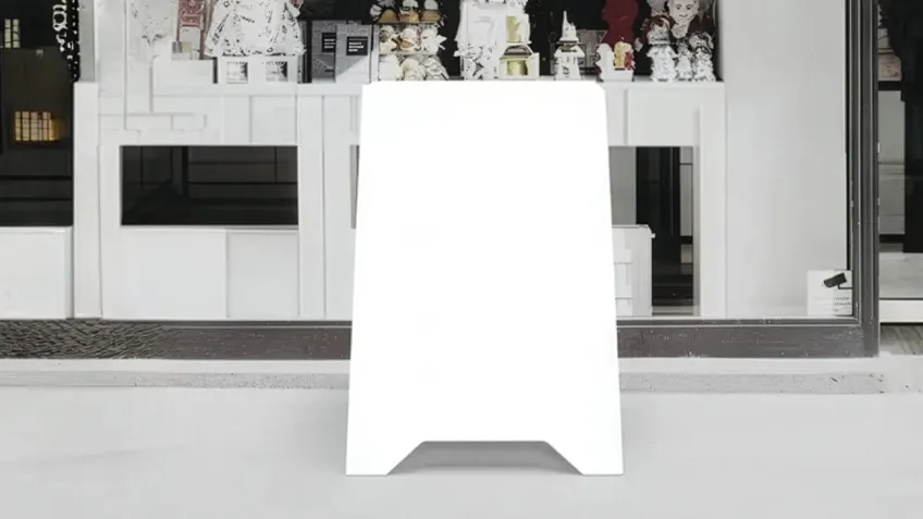 Doppelseitiger PVC-Werbeaufsteller mit Druck vor einem Schaufenster