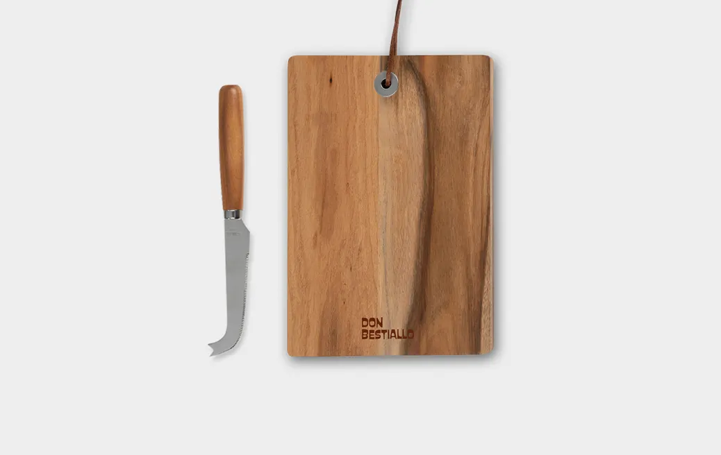 Käseplatte mit Messer