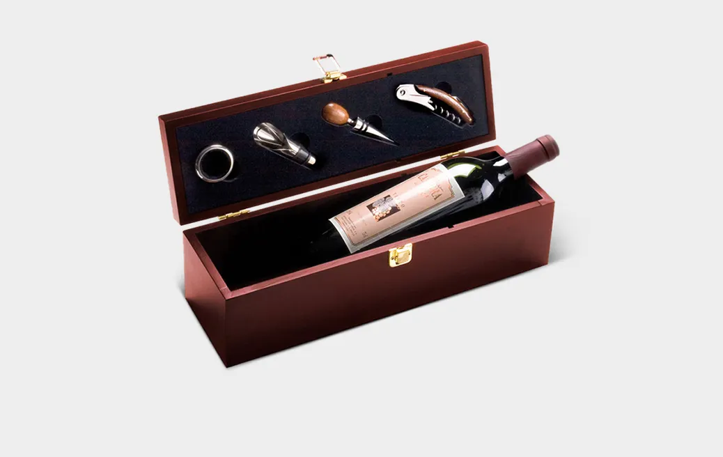 Weinkiste mit Zubehör